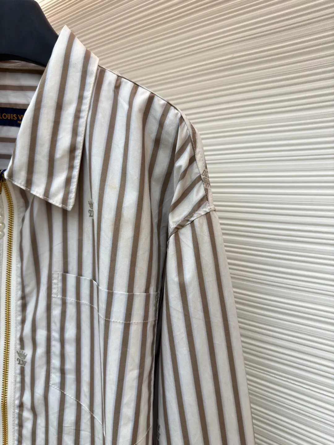 LOUIS VUITTON striped zipper shirt jacket ●Original version: Purchased and developed for 21700 ●Item number: 1681773-A60 ●Fabric: high-count cotton blended fabric ●Technology: dark pattern embroidery production ●Color: white and gray stripes ●Version: fitted version ●Weight: about 320 grams ●Size: S-M-L-XL ●Description: Made of imported high-count cotton blended fabric, the texture is soft and skin-friendly and has a stiff feel. It is comfortable and breathable to wear and not easy to wrinkle, making it easy to take care of daily. The neckline adopts a classic lapel design, with a full zipper opening and closing method, breaking the button constraints of traditional shirts, making it more casual to put on and take off and with a stronger sense of style; the body is printed with gray and white vertical stripes pattern, supplemented by the brand's iconic Monogram dark embroidery decoration, the details highlight the brand's recognition. The stripe elements not only modify the body shape but also add a simple and high-end sense; the overall version is a loose oversize silhouette, which is highly tolerant and suitable for all types of body shapes. It can be worn alone or as a layered outer layer, suitable for various scenes. The overall wiring is straight and delicate, the fabric is comfortable and soft, and the color is consistent without color difference. It can be matched with the same style to create a fashionable look and control various occasions. Customized accessories, complete with three standards, same style for men and women!